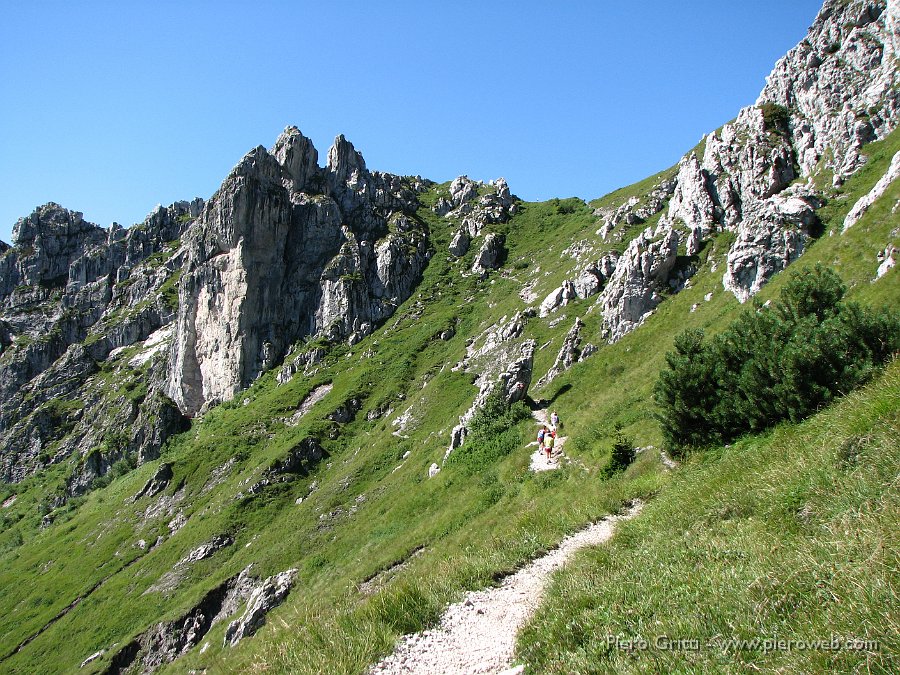 alben16ag08 034.jpg - In vista il Torrione d'Alben e il Passo La Forca